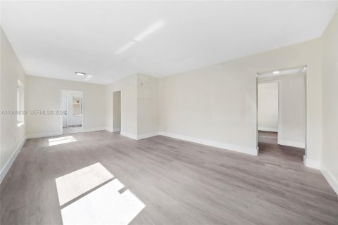 House in Hollywood, Florida 2 bedrooms, 180.6 sq.m. № 2068931 - photo 7