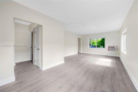 House in Hollywood, Florida 2 bedrooms, 180.6 sq.m. № 2068931 - photo 9