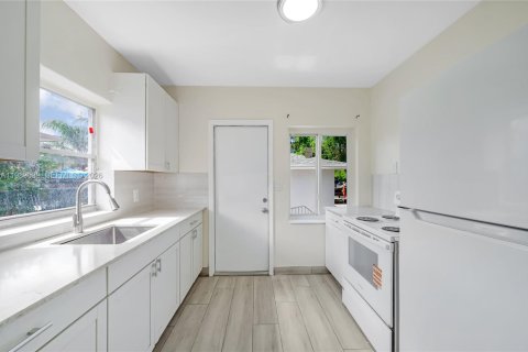 House in Hollywood, Florida 2 bedrooms, 180.6 sq.m. № 2068931 - photo 15