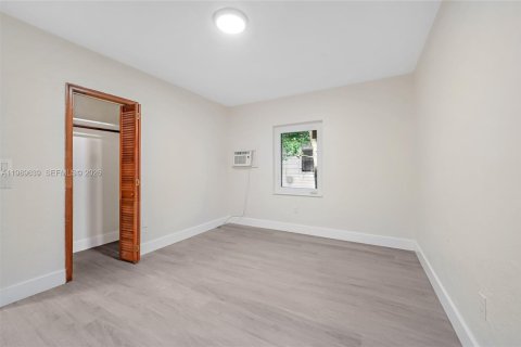 House in Hollywood, Florida 2 bedrooms, 180.6 sq.m. № 2068931 - photo 12