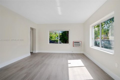 House in Hollywood, Florida 2 bedrooms, 180.6 sq.m. № 2068931 - photo 8