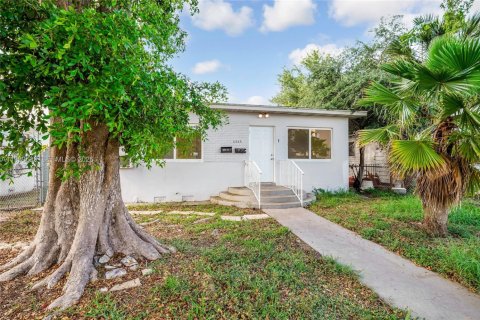 House in Hollywood, Florida 2 bedrooms, 180.6 sq.m. № 2068931 - photo 21