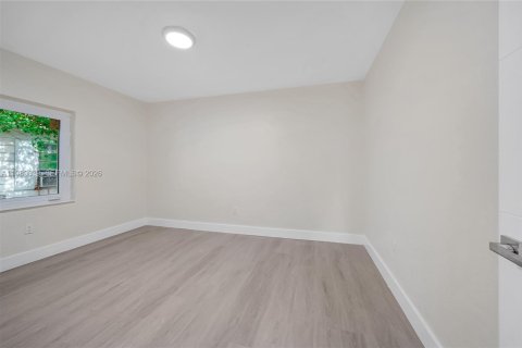 House in Hollywood, Florida 2 bedrooms, 180.6 sq.m. № 2068931 - photo 11