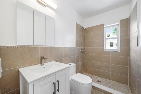 House in Hollywood, Florida 2 bedrooms, 180.6 sq.m. № 2068931 - photo 13