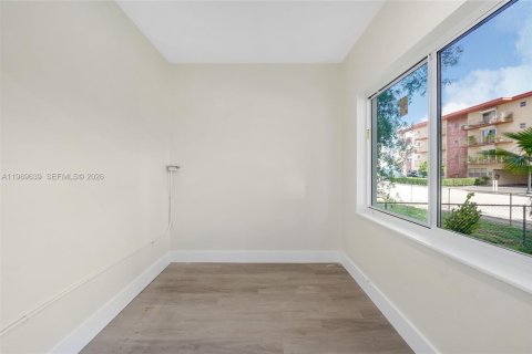 House in Hollywood, Florida 2 bedrooms, 180.6 sq.m. № 2068931 - photo 4