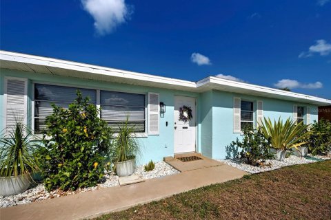 House in Port Charlotte, Florida 3 bedrooms, 123.65 sq.m. № 1650454 - photo 5