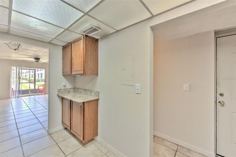 Condo in Brandon, Florida, 2 bedrooms № 2225767 - photo 7