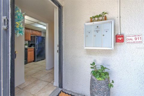 Condo in Brandon, Florida, 2 bedrooms № 2225767 - photo 3