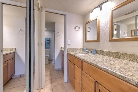 Condo in Brandon, Florida, 2 bedrooms № 2225767 - photo 14