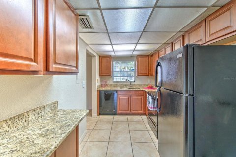 Condo in Brandon, Florida, 2 bedrooms № 2225767 - photo 5