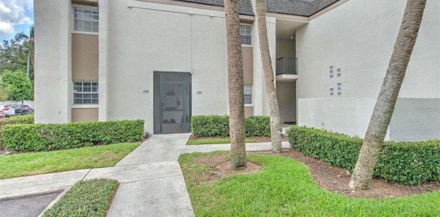Condo in Brandon, Florida, 2 bedrooms № 2225767