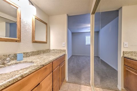 Condo in Brandon, Florida, 2 bedrooms № 2225767 - photo 15