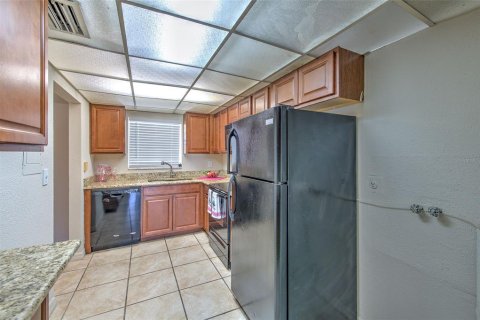 Condo in Brandon, Florida, 2 bedrooms № 2225767 - photo 6