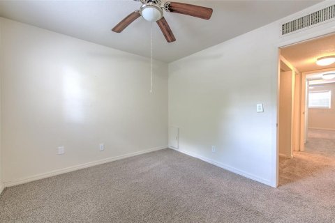 Condo in Brandon, Florida, 2 bedrooms № 2225767 - photo 13