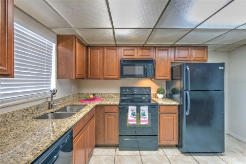 Condo in Brandon, Florida, 2 bedrooms № 2225767 - photo 4