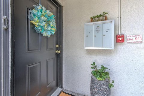Condo in Brandon, Florida, 2 bedrooms № 2225767 - photo 2