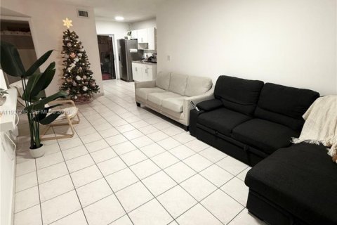 Appartement à louer à Hialeah, Floride: 2 chambres, 80.82 m2 № 1998998 - photo 2