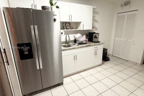 Appartement à louer à Hialeah, Floride: 2 chambres, 80.82 m2 № 1998998 - photo 7