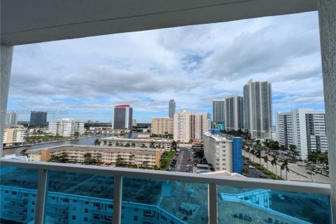Condominio en venta en Hallandale Beach, Florida, 1 dormitorio, 83.61 m2 № 1992326 - foto 17