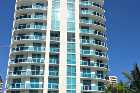 Condominio en venta en Hallandale Beach, Florida, 1 dormitorio, 83.61 m2 № 1992326 - foto 2