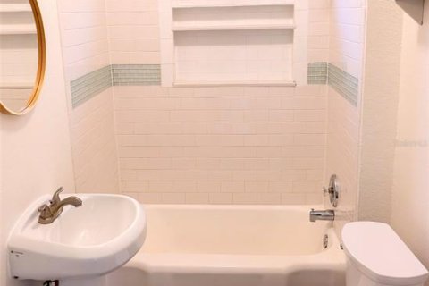 Villa ou maison à vendre à Tampa, Floride: 2 chambres, 90.67 m2 № 1905192 - photo 23