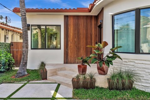 House in Surfside, Florida 3 bedrooms, 160.07 sq.m. № 1809148 - photo 6