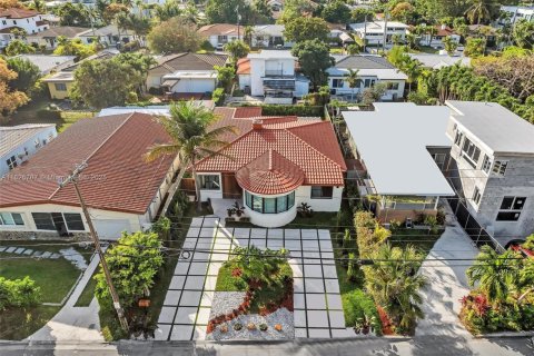 House in Surfside, Florida 3 bedrooms, 160.07 sq.m. № 1809148 - photo 4