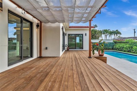 House in Surfside, Florida 3 bedrooms, 160.07 sq.m. № 1809148 - photo 27