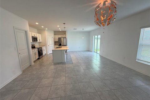 House in Winter Haven, Florida 4 bedrooms, 179.58 sq.m. № 2379043 - photo 5