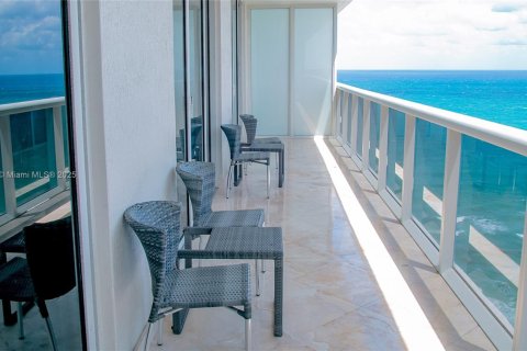 Copropriété à louer à Hallandale Beach, Floride: 3 chambres, 155.61 m2 № 1925628 - photo 1