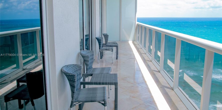 Condo à Hallandale Beach, Floride, 3 chambres № 1925628