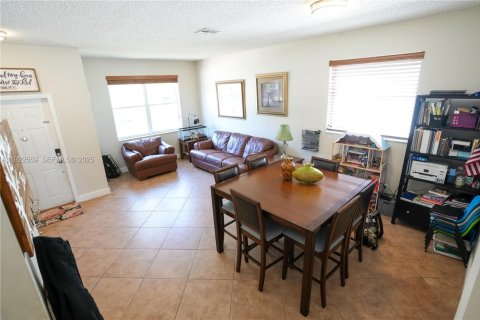 House in Miramar, Florida 3 bedrooms, 153.29 sq.m. № 1977086 - photo 8