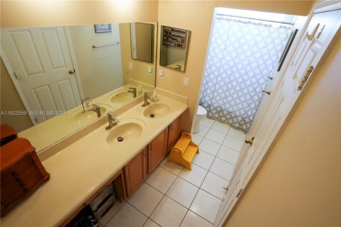 House in Miramar, Florida 3 bedrooms, 153.29 sq.m. № 1977086 - photo 23