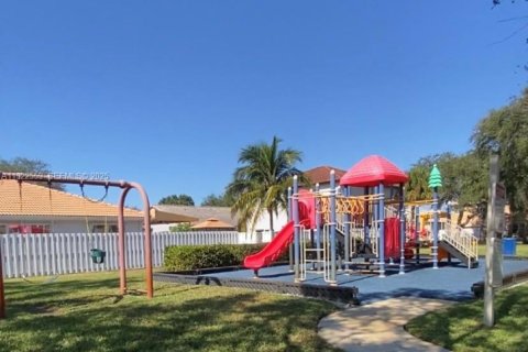 House in Miramar, Florida 3 bedrooms, 153.29 sq.m. № 1977086 - photo 2