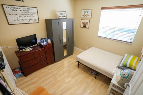 House in Miramar, Florida 3 bedrooms, 153.29 sq.m. № 1977086 - photo 20