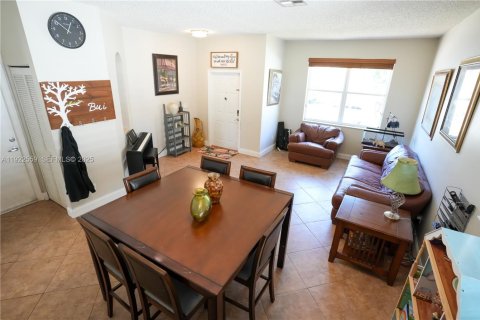 House in Miramar, Florida 3 bedrooms, 153.29 sq.m. № 1977086 - photo 10