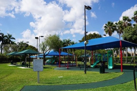 House in Miramar, Florida 3 bedrooms, 153.29 sq.m. № 1977086 - photo 28