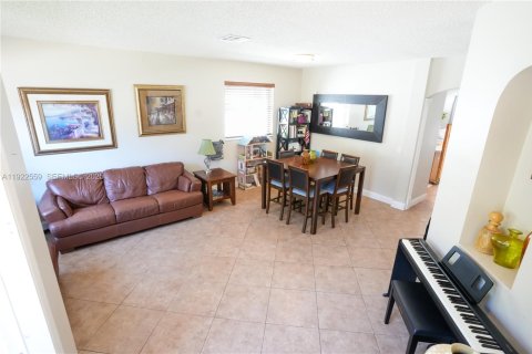 House in Miramar, Florida 3 bedrooms, 153.29 sq.m. № 1977086 - photo 9