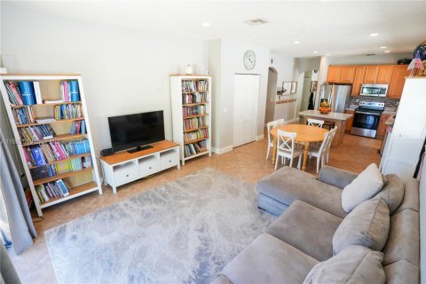 House in Miramar, Florida 3 bedrooms, 153.29 sq.m. № 1977086 - photo 13