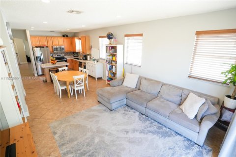 House in Miramar, Florida 3 bedrooms, 153.29 sq.m. № 1977086 - photo 15