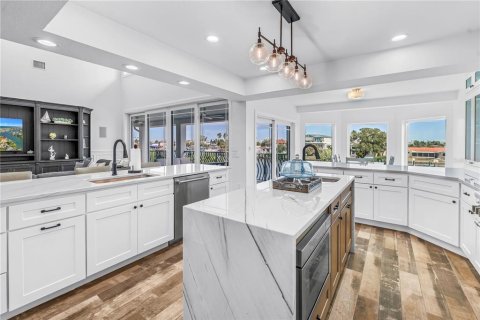 Villa ou maison à vendre à Saint Pete Beach, Floride: 5 chambres, 442.77 m2 № 2399544 - photo 30