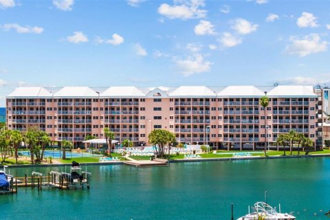 Condominio en venta en Saint Pete Beach, Florida, 2 dormitorios, 74.32 m2 № 1765092 - foto 1