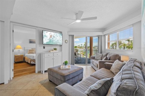 Condominio en venta en Saint Pete Beach, Florida, 2 dormitorios, 74.32 m2 № 1765092 - foto 10