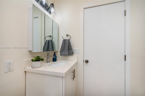 Apartment in Coral Gables, Florida 1 bedroom, 245.26 sq.m. № 2087205 - photo 14
