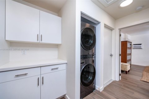 Apartment in Coral Gables, Florida 1 bedroom, 245.26 sq.m. № 2087205 - photo 11