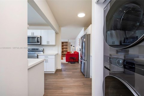 Apartment in Coral Gables, Florida 1 bedroom, 245.26 sq.m. № 2087205 - photo 12