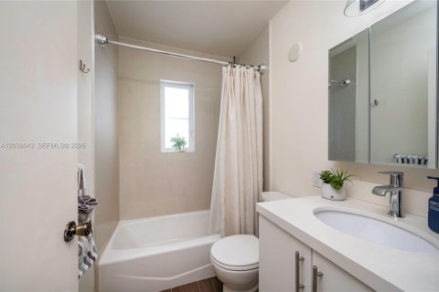 Apartment in Coral Gables, Florida 1 bedroom, 245.26 sq.m. № 2087205 - photo 13