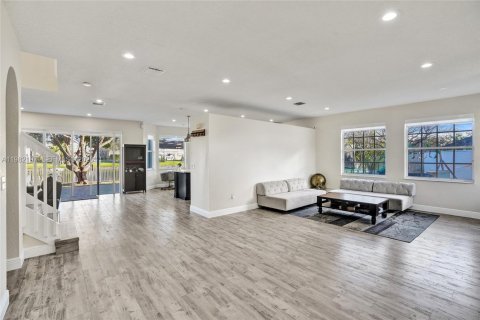 House in Pembroke Pines, Florida 4 bedrooms, 235.23 sq.m. № 2043265 - photo 3