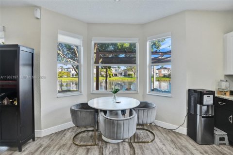 House in Pembroke Pines, Florida 4 bedrooms, 235.23 sq.m. № 2043265 - photo 11