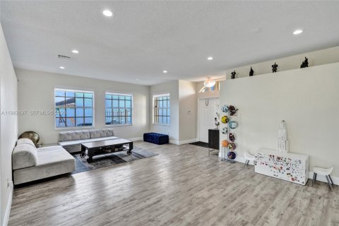 House in Pembroke Pines, Florida 4 bedrooms, 235.23 sq.m. № 2043265 - photo 4